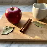 Mele nuove e cannella in stecca: cosa mettere in tazza