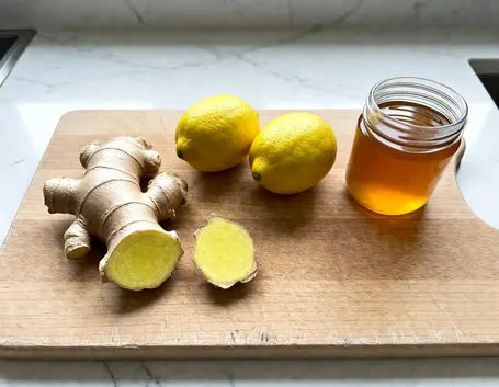 Gli ingredienti giusti: zenzero fresco, limoni non trattati e dolcificante