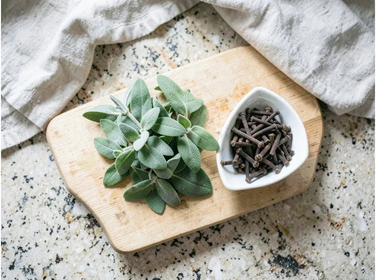 Perché salvia e chiodi di garofano fanno coppia quando arriva il freddo