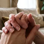 Perché pioggia e aria umida risvegliano i dolori articolari